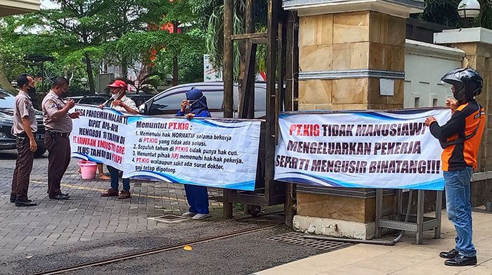 Kerja 10 Tahun Dipensiunkan Tanpa Pesangon, Karyawan KIG Demo di DPRD Gresik Kerja 10 Tahun Dipensiunkan Tanpa Pesangon, Karyawan KIG Demo di DPRD Gresik