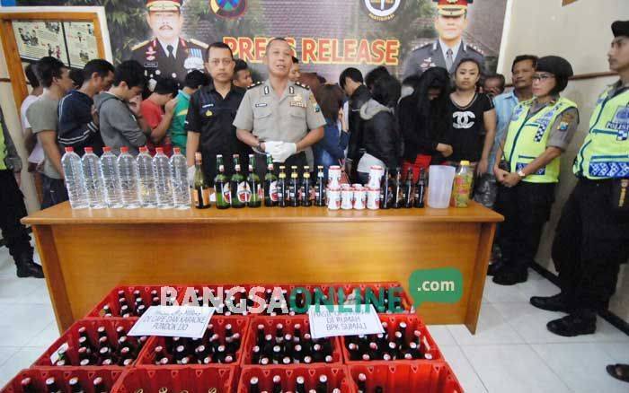 Razia Tempat Karaoke, Polres Jombang Amankan 5 Purel, Disanksi Senam Bersama Razia Tempat Karaoke, Polres Jombang Amankan 5 Purel, Disanksi Senam Bersama
