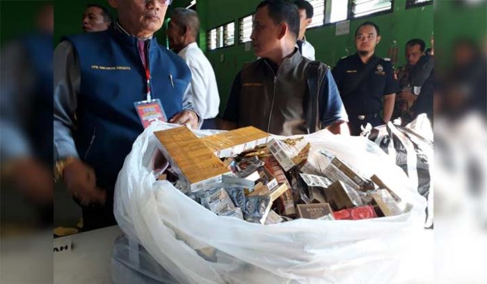 PPIH Embarkasi Surabaya Sita 2.596 Bungkus Rokok dari Kloter Bangkalan PPIH Embarkasi Surabaya Sita 2.596 Bungkus Rokok dari Kloter Bangkalan