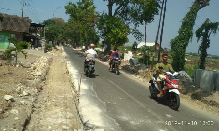 Digali Dua Sisi, Proyek Pelebaran Jalan di Kerek-Tuban Dikeluhkan Warga