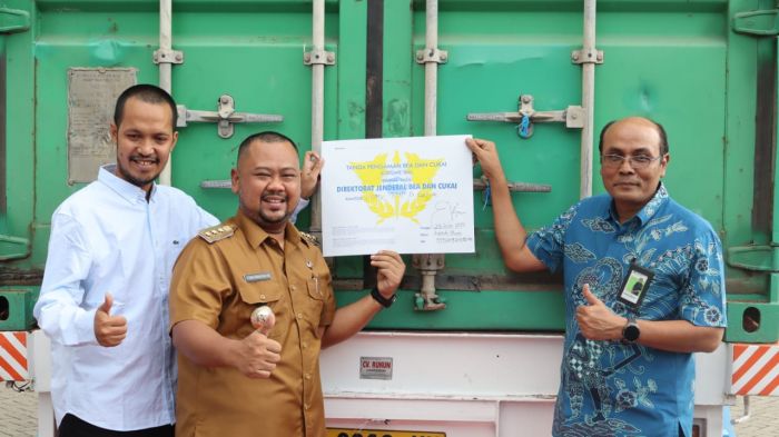 Bupati Gresik Lepas Ekspor Perdana Pakan Ternak PT Aji Bakuh Anugerah ke Malaysia Bupati Gresik Lepas Ekspor Perdana Pakan Ternak PT Aji Bakuh Anugerah ke Malaysia