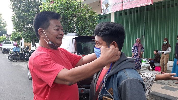 ​Dukung Program Pemerintah, De Anwar dan Relawan Bagi-bagi Masker ke Masyarakat