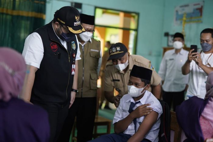 Waspadai Omicron, Bupati Kediri Minta Warganya untuk Tetap Patuhi Protokol Kesehatan Waspadai Omicron, Bupati Kediri Minta Warganya untuk Tetap Patuhi Protokol Kesehatan