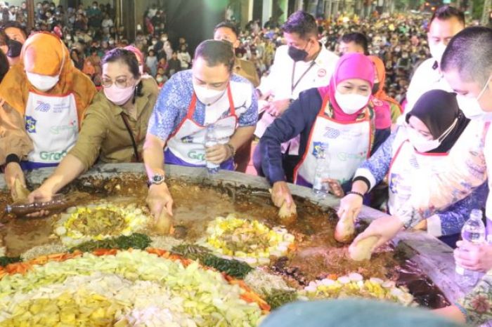 HUT Surabaya, Eri Puji Khofifah, Gubernur-Wali Kota Ngulek Rujak Bersama