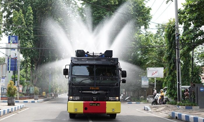 Putus Penyebaran Corona, Polres Probolinggo Kota Kerahkan Mobil Water Cannon Putus Penyebaran Corona, Polres Probolinggo Kota Kerahkan Mobil Water Cannon