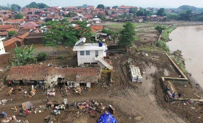Pencarian Korban Banjir Garut terus Dilakukan: SAR Kerahkan Helikopter, PMI Terjunkan Hagglund Pencarian Korban Banjir Garut terus Dilakukan: SAR Kerahkan Helikopter, PMI Terjunkan Hagglund