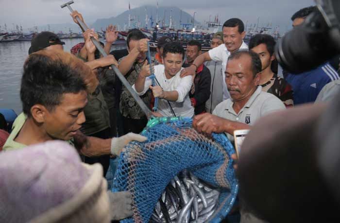Perkuat Visi Kelautan, Emil Dardak Kunjungi TPI Prigi Perkuat Visi Kelautan, Emil Dardak Kunjungi TPI Prigi