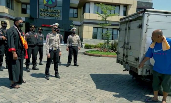 Libatkan YouTuber Kocak Pak Ndul, Satlantas Polresta Sidoarjo Ajak Warga Tidak Mudik Lebaran Libatkan YouTuber Kocak Pak Ndul, Satlantas Polresta Sidoarjo Ajak Warga Tidak Mudik Lebaran