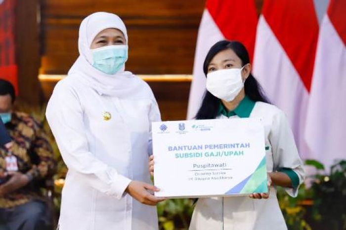 Serahkan Bantuan Subsidi Gaji Pekerja secara Simbolis, Khofifah Harap Perkuat Ekonomi dan Kesehatan