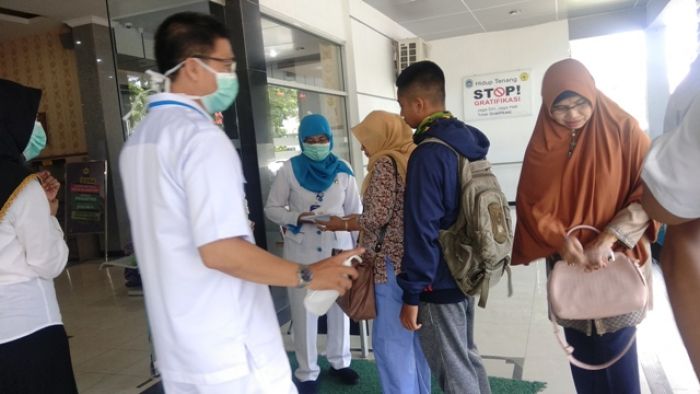 Penunggu Pasien di RSUD Dr Soegiri Lamongan Dibatasi 2 Orang Penunggu Pasien di RSUD Dr Soegiri Lamongan Dibatasi 2 Orang