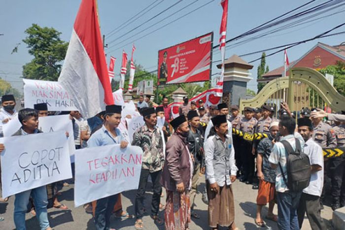 Jelang Sidang Tuntutan Penganiayaan, Warga Desa Manoan Bangkalan Gelar Demo Minta Pergantian Jaksa Jelang Sidang Tuntutan Penganiayaan, Warga Desa Manoan Bangkalan Gelar Demo Minta Pergantian Jaksa