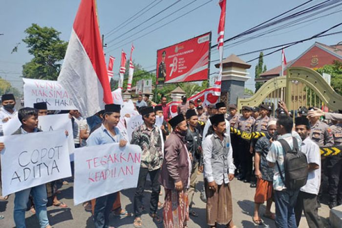 Jelang Sidang Tuntutan Penganiayaan, Warga Desa Manoan Bangkalan Gelar Demo Minta Pergantian Jaksa