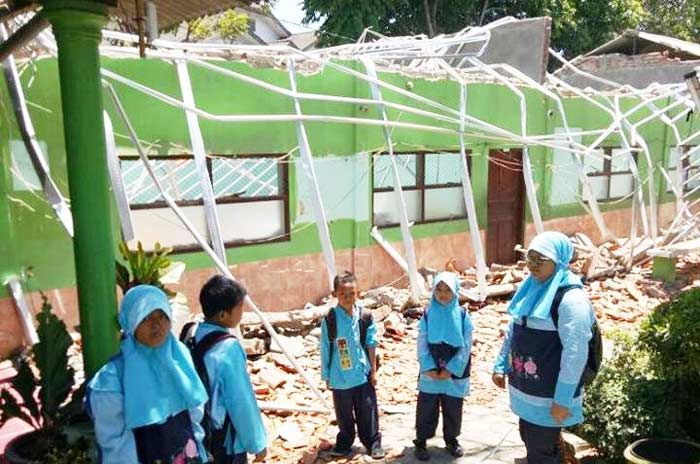 Atap Ambruk, Kepala Disdik Pasuruan Akui Pembangunan Proyek SDN Kutorejo Tak Sempurna Atap Ambruk, Kepala Disdik Pasuruan Akui Pembangunan Proyek SDN Kutorejo Tak Sempurna