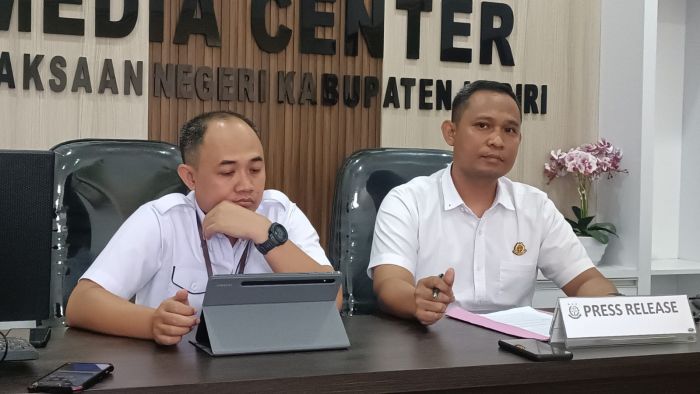 Direktur PT. Baliwong Diperiksa Kejaksaan, Diduga Korupsi Jasa Kebersihan di RSUD Kabupaten Kediri Direktur PT. Baliwong Diperiksa Kejaksaan, Diduga Korupsi Jasa Kebersihan di RSUD Kabupaten Kediri
