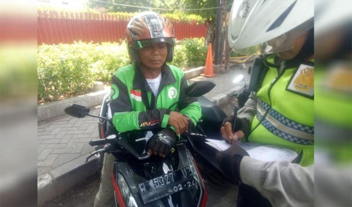 Satlantas Polresta Sidoarjo Kembali Razia Ojek Online dan Taksi Online di Sekitar Terminal Purabaya Satlantas Polresta Sidoarjo Kembali Razia Ojek Online dan Taksi Online di Sekitar Terminal Purabaya