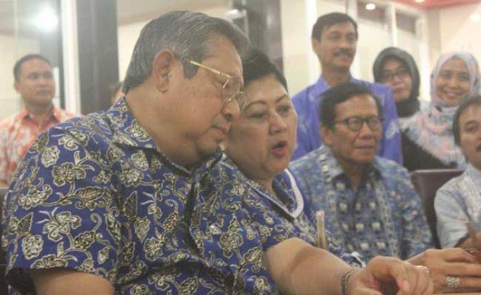 Ditanya Soal Pencapresan Istrinya saat Tour de Java di Tuban, SBY hanya Senyum Ditanya Soal Pencapresan Istrinya saat Tour de Java di Tuban, SBY hanya Senyum