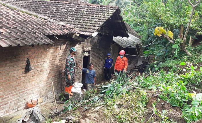 Tanah Longsor Hantam Rumah Warga di Ponorogo