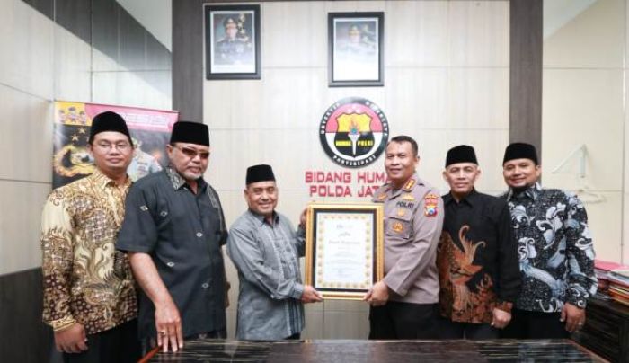 Peduli Siar Islam, Kabid Humas Polda Jatim Terima Penghargaan dari Ponpes Luar Jawa dan Jawa Peduli Siar Islam, Kabid Humas Polda Jatim Terima Penghargaan dari Ponpes Luar Jawa dan Jawa
