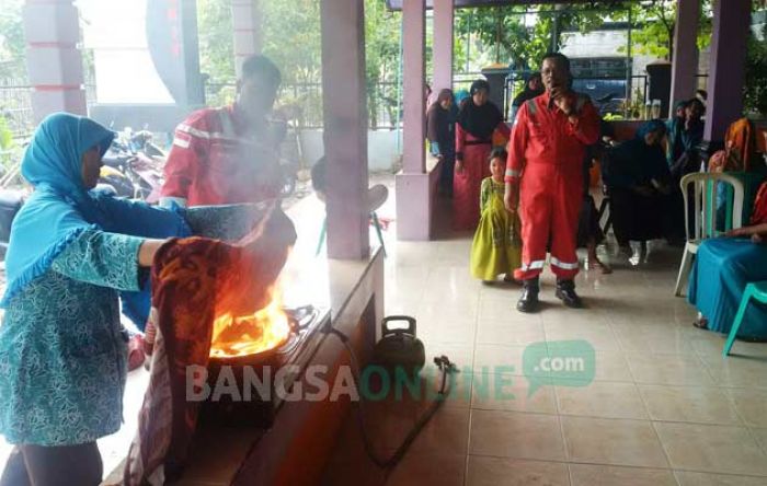 Ibu-Ibu Warga Ring Satu JOB PPEJ Dilatih Padamkan Kebakaran Kompor Gas Ibu-Ibu Warga Ring Satu JOB PPEJ Dilatih Padamkan Kebakaran Kompor Gas