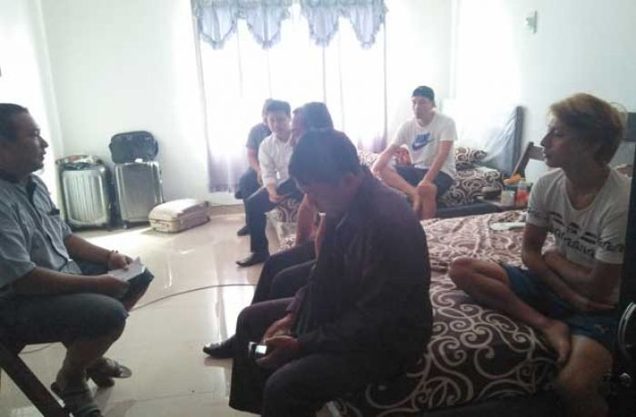 Merasa Terganggu, Warga Kuningan Laporkan Aktivitas Bongkar Muat Barang Perusahaan Milik WNA Merasa Terganggu, Warga Kuningan Laporkan Aktivitas Bongkar Muat Barang Perusahaan Milik WNA