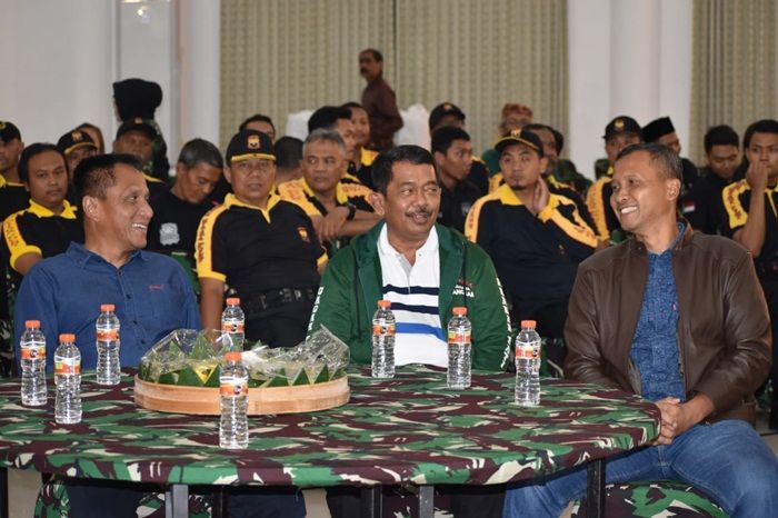 Perkuat Kemanunggalan, Pangdam dan Danrem Gelar Cangkruk Bareng Arek Suroboyo