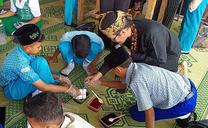 Siswa MTs Nurul Islam Manyar Gresik Belajar Batik Icel Siswa MTs Nurul Islam Manyar Gresik Belajar Batik Icel