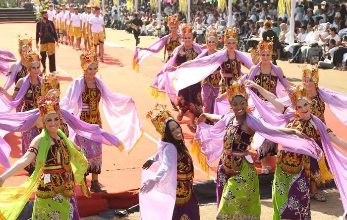 Banyuwangi Ethno Carnival 2016, Dimeriahkan 40 Gandrung Bule Banyuwangi Ethno Carnival 2016, Dimeriahkan 40 Gandrung Bule