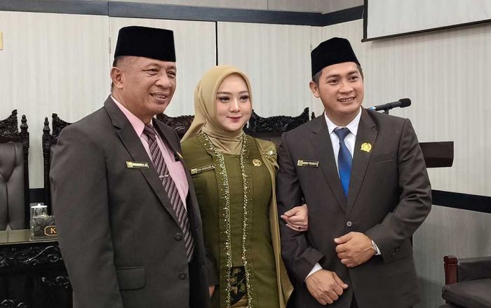 Mantan Wabup Blitar Dilantik Jadi Anggota DPRD Bersama Anak dan Menantu Mantan Wabup Blitar Dilantik Jadi Anggota DPRD Bersama Anak dan Menantu
