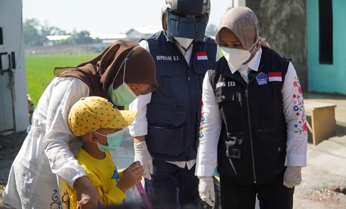 Jumat Berkah, Ning Ita Salurkan Ribuan Paket Sembako kepada Warga Terdampak Pandemi Jumat Berkah, Ning Ita Salurkan Ribuan Paket Sembako kepada Warga Terdampak Pandemi