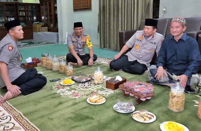 Kapolresta Sidoarjo Dampingi Wakapolda Jatim Sowan Gus Ali dan Cek Polsek Wonoayu Kapolresta Sidoarjo Dampingi Wakapolda Jatim Sowan Gus Ali dan Cek Polsek Wonoayu