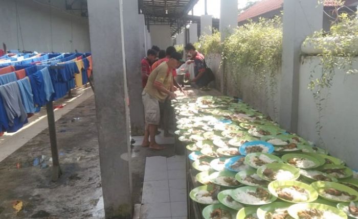 Tak Pakai Masker, Warga Surabaya Siap-siap Disanksi Beri Makan ODGJ 2 Jam Tak Pakai Masker, Warga Surabaya Siap-siap Disanksi Beri Makan ODGJ 2 Jam