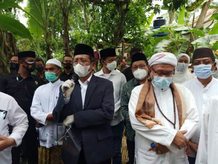 Ditalqini Kiai Ali Karrar, Kakak Mahfud MD Dimakamkan di Pamekasan Madura