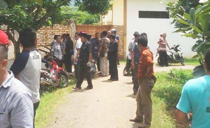 Rumah Aktivis Pelapor Kasus Raskin Dikepung Puluhan Kades, Effendy: Ibu Saya Diancam Diperkosa Rumah Aktivis Pelapor Kasus Raskin Dikepung Puluhan Kades, Effendy: Ibu Saya Diancam Diperkosa