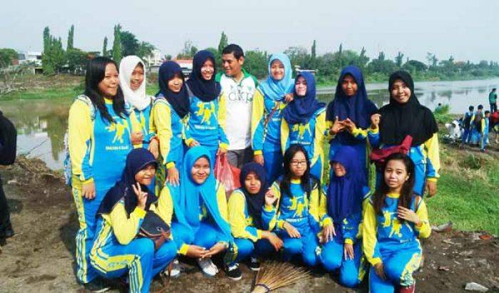 Ribuan Pelajar di Kota Kediri Bersih-bersih Sampah di Sungai Brantas bersama Wali Kota Ribuan Pelajar di Kota Kediri Bersih-bersih Sampah di Sungai Brantas bersama Wali Kota