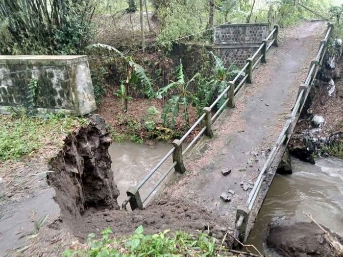 Jembatan Penghubung Dua Desa Di Blitar Putus Usai Diterjang Hujan Deras Jembatan Penghubung Dua Desa Di Blitar Putus Usai Diterjang Hujan Deras