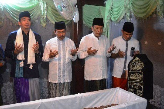 SQ Berjubel bersama Warga, Ikuti Malem Selawe di Giri