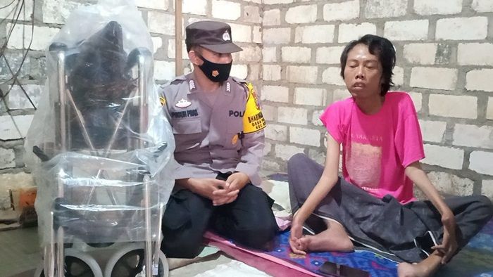 Iba dan Kagumi Aktivitas Seorang Difabel di Medsos, Bhabinkamtibmas Polsek Rengel Hadiahi Kursi Roda