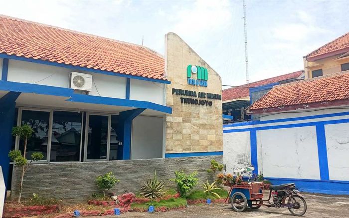 Warga Sampang Keluhkan Air dari PDAM Trunojoyo Keruh dan Berbau Warga Sampang Keluhkan Air dari PDAM Trunojoyo Keruh dan Berbau