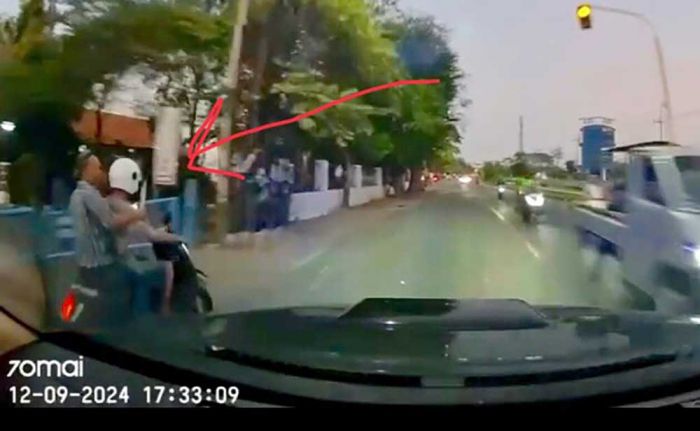 Main Hp, Mahasiswi ITS Jadi Korban Jambret di Tepi Jalan Arief Rahman Hakim Keputih Main Hp, Mahasiswi ITS Jadi Korban Jambret di Tepi Jalan Arief Rahman Hakim Keputih