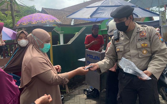 Polres Batu Bagi-Bagi Masker di Jalan Raya Oro-Oro Ombo