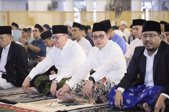 Salat Idulfitri 1445 H di Masjid Al Akbar Bersama Keluarga, Begini Pesan Pj Gubernur Jatim Salat Idulfitri 1445 H di Masjid Al Akbar Bersama Keluarga, Begini Pesan Pj Gubernur Jatim