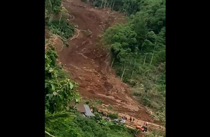 Longsor Susulan di Ponorogo, 1 Alat Berat dan 5 Sepeda Motor Tertimbun Longsor Susulan di Ponorogo, 1 Alat Berat dan 5 Sepeda Motor Tertimbun