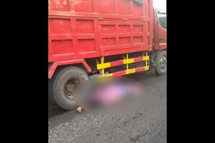 Dua Motor Senggolan Saat Mendahului Dump Truk, Satu Penumpang Tewas Terlindas Dua Motor Senggolan Saat Mendahului Dump Truk, Satu Penumpang Tewas Terlindas