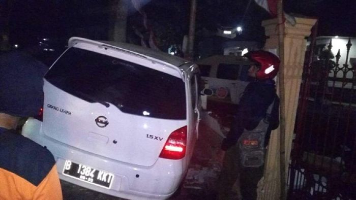 Pagar BPN Kabupaten Malang Jebol Ditabrak Mobil Pagar BPN Kabupaten Malang Jebol Ditabrak Mobil