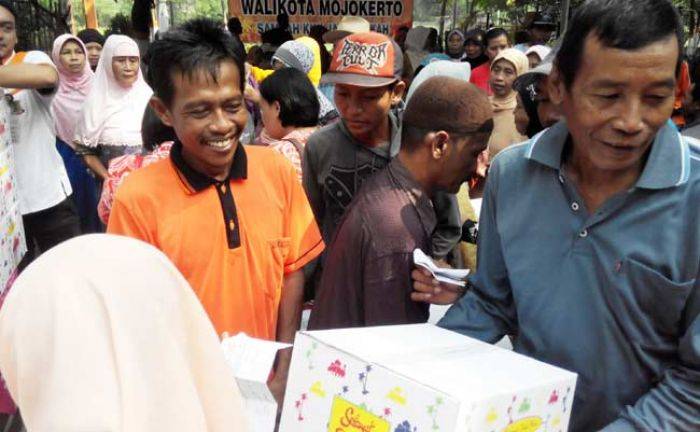 Wali Kota Mojokerto Serahkan Sembako di TPA Randegan