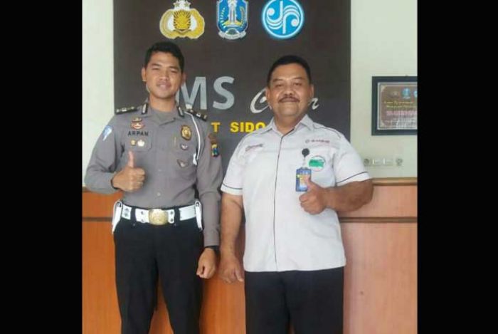 Cegah Calo Berkeliaran, KB Samsat Sidoarjo Wajibkan WP Gunakan ID Card saat Urus Pajak Cegah Calo Berkeliaran, KB Samsat Sidoarjo Wajibkan WP Gunakan ID Card saat Urus Pajak
