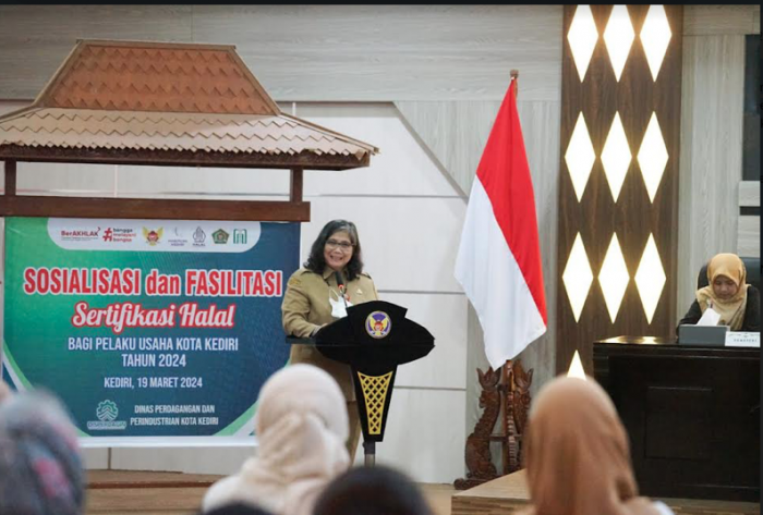 Pj Wali Kota Kediri Dukung Pelaku Usaha Kantongi Sertifikasi Halal Pj Wali Kota Kediri Dukung Pelaku Usaha Kantongi Sertifikasi Halal