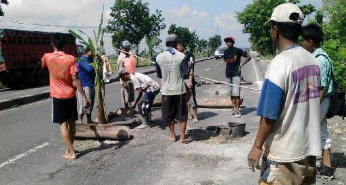 Jalan Rusak, Warga Tanami Pohon Pisang Jalan Surabaya-Babat Lamongan Jalan Rusak, Warga Tanami Pohon Pisang Jalan Surabaya-Babat Lamongan