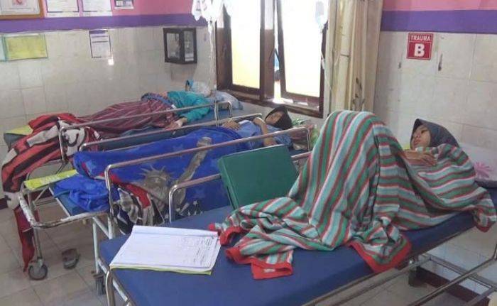 Santri Korban Keracunan Massal di Jombang Mencapai 130 Orang Santri Korban Keracunan Massal di Jombang Mencapai 130 Orang