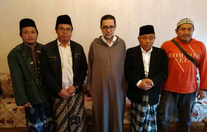 Di Maroko, Kiai Asep Beri Beasiswa dan Temui PCINU dan Syaikh Abd al-Mun’im al-Ghumariy Di Maroko, Kiai Asep Beri Beasiswa dan Temui PCINU dan Syaikh Abd al-Mun’im al-Ghumariy